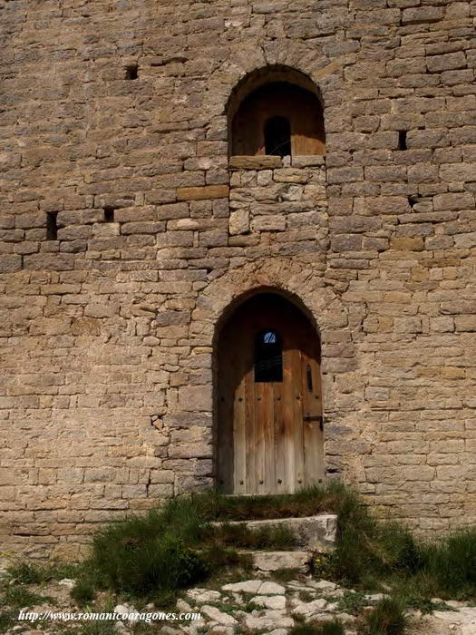 MURO SUR DEL TEMPLO. PUERTA PRIMITIVA EN ALTO; EN FUNCIÓN DE VENTANA